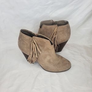 ♤ Carlos Santana Tempe Beige Faux Suede Fringe Heeled Booties Size 8M